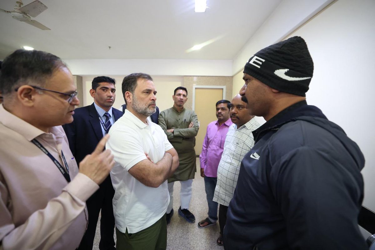 INCIndia's tweet photo. नेता विपक्ष श्री @RahulGandhi ने इंदौर के बॉम्बे अस्पताल में दूषित पानी से बीमार हुए लोगों से मुलाकात की।

इंदौर के भागीरथपुरा में गंदा पानी पीने से 24 लोगों की जान चली गई है और कई लोग गंभीर रूप से बीमार हैं।

BJP सरकार के 'जहरीले मॉडल' ने कई परिवारों को उजाड़ दिया है। ऐसे में सरकार अपनी जिम्मेदारी और जवाबदेही से भाग नहीं सकती।

हम पीड़ितों के साथ हैं, हर कीमत पर न्याय दिलाकर रहेंगे।

📍 मध्य प्रदेश