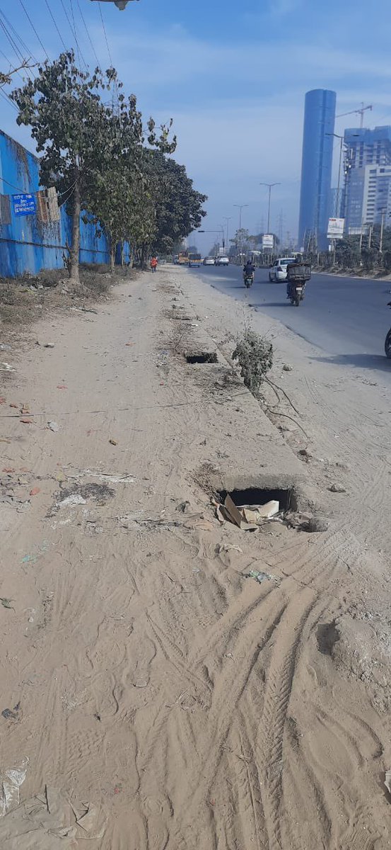 cleanAirBharat's tweet photo. 🚨 Urgent: 5-7 km unpaved Golf Course Extension Rd, Gurgaon, fuels daily dust pollution. Heavy vehicles create huge dust clouds, impacting commuters & residents. Despite 2017 petition (25k signatures) & promises, no action in 8 yrs. @CAQM_Official, please #help here ! 

#GRAP measures cannot be implemented on GCER due to this unpaved stretch running alongside the road. 

#Gurgaon #DustPollution #AQI 
#GCER
#8YearsCivicNeglect #HealthHazard 
#GurgaonReality #GurgaonRealty 
#GurugramHealth 

@PrinSciAdvGoI @PrinSciAdvOff @moefcc @byadavbjp @JPNadda @nitin_gadkari @MORTHIndia 

@Bb20119Vij  thank you on behalf of all citizens for your unrelenting efforts to highlight this pollution hotspot and meeting and appealing to @OfficialGMDA , hope sh @pcmeenaIAS ji and @AjayKumarIAS13 @DC_Gurugram can share dust mitigation plan for this 5-8 km dirt stretch on GCER. Residents sector 49-75 await information. It’s our daily dose of pollution ! 

@InfrageoHaryana @diprogurugram1 @NHMHRY @cmohry @PMOIndia