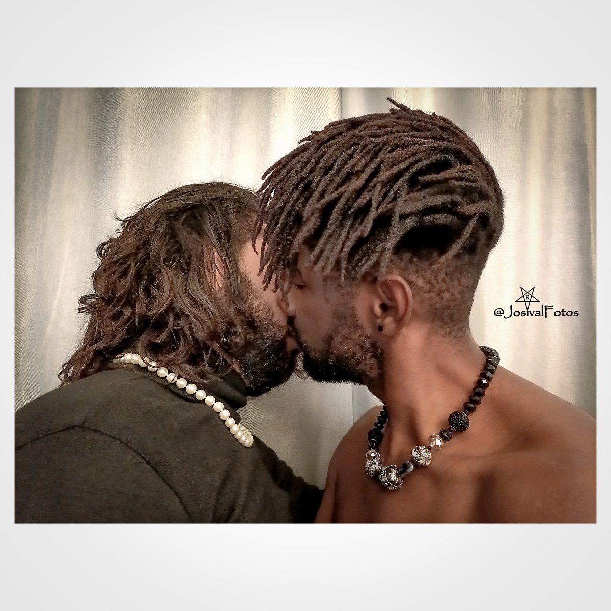 El beso.

Modelos: #Aaron y #XanderMendieta No. 9
Foto: <a href="/JosivalFotos/">josivalFotos</a> 

También en <a href="/JosivalNegro/">josivalNegro</a> y <a href="/JosivalLust/">#JosivalLust</a>

 #parejas #hombres #gay #17enero 2026