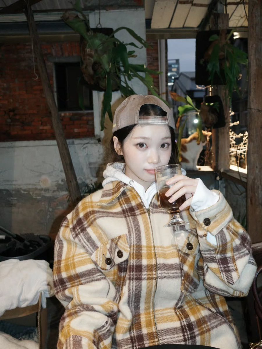 FIMBASE's tweet image. [INSTAGRAM] 260117 | _chaechae_1 
🎵 RM - Come back to me

(1/3)

#KIMCHAEWON #김채원
#LE_SSERAFIM #르세라핌