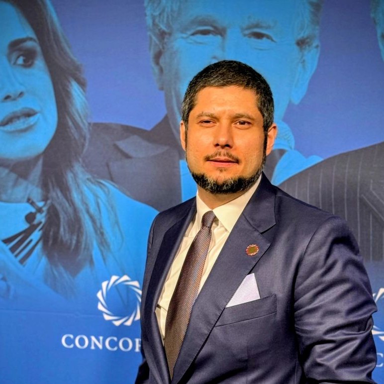 Uluslararası ilişkiler uzmanı Ceng Sağnıç:

"Suriye’nin Kürtleri devletin kurucu unsurlarından biri olarak kabul etmesi ve Kürtçeyi resmen tanıması, SDG’nin zaten doğal nüfuz alanına dahil olmayan iki bölgeden çekilmesi karşılığında verilmiş bir tavizdir.

Söz konusu kararname,