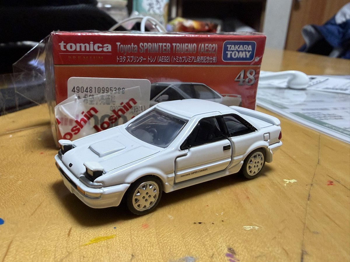 夜勤明けで1店舗目でファミリアはゲットできたてよかったけど、トレノは逃して仮眠してる間に親に買ってきてもらえたから無事ゲット✌️ ホイールがでかい気がするけどそれ以外はかなり良さげ　#トミカ　#ae92