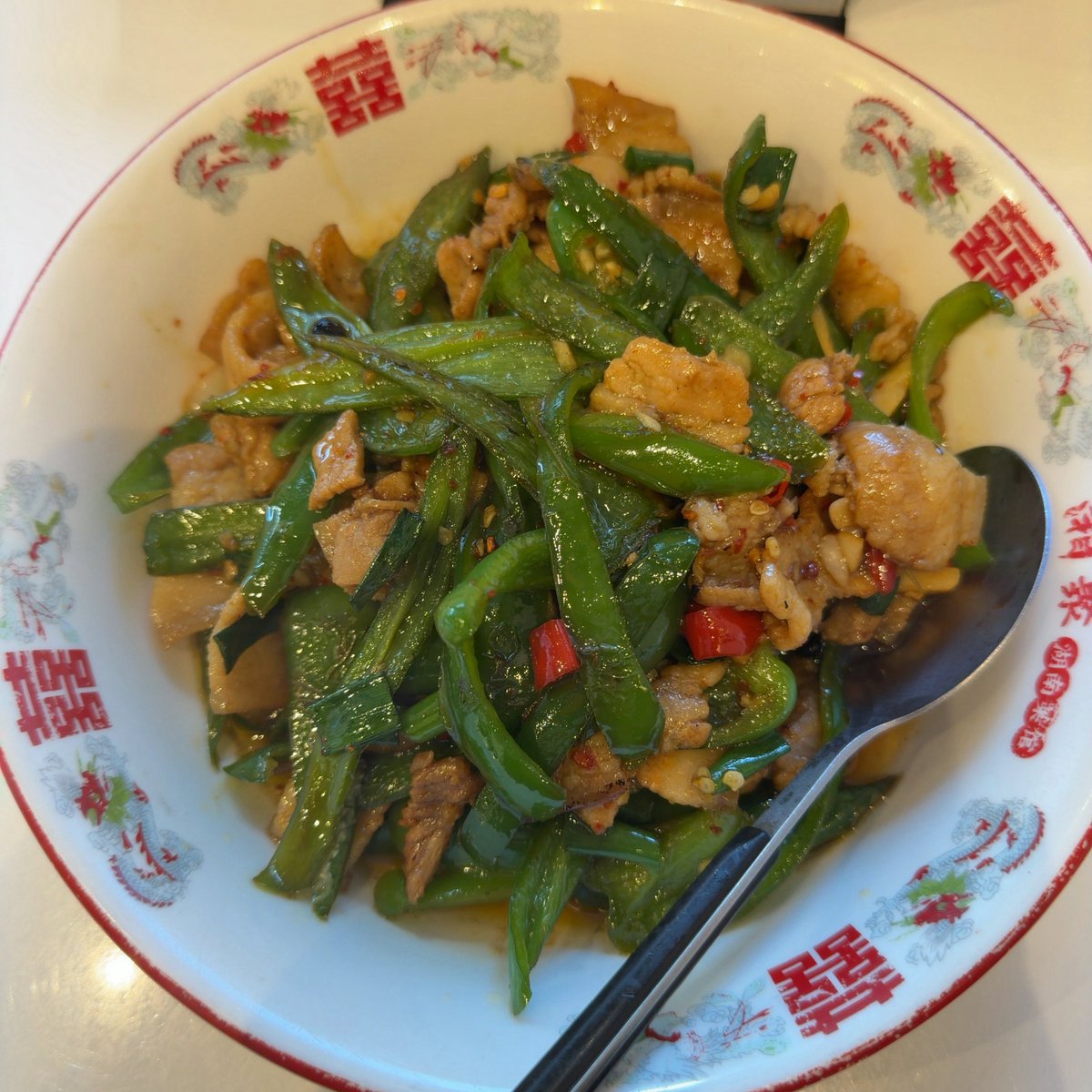 no17's tweet image. 池袋の湘聚・湖南菜館で豚肉の農家風炒め(特辣)とご飯
特辣と言いながらも別に美味しく食べられる辛さだな…と思ったら後から汗が吹き出してきた
豆豉も使われてて辛いだけじゃなく美味しいしピーマンたっぷりだからこれはサラダ