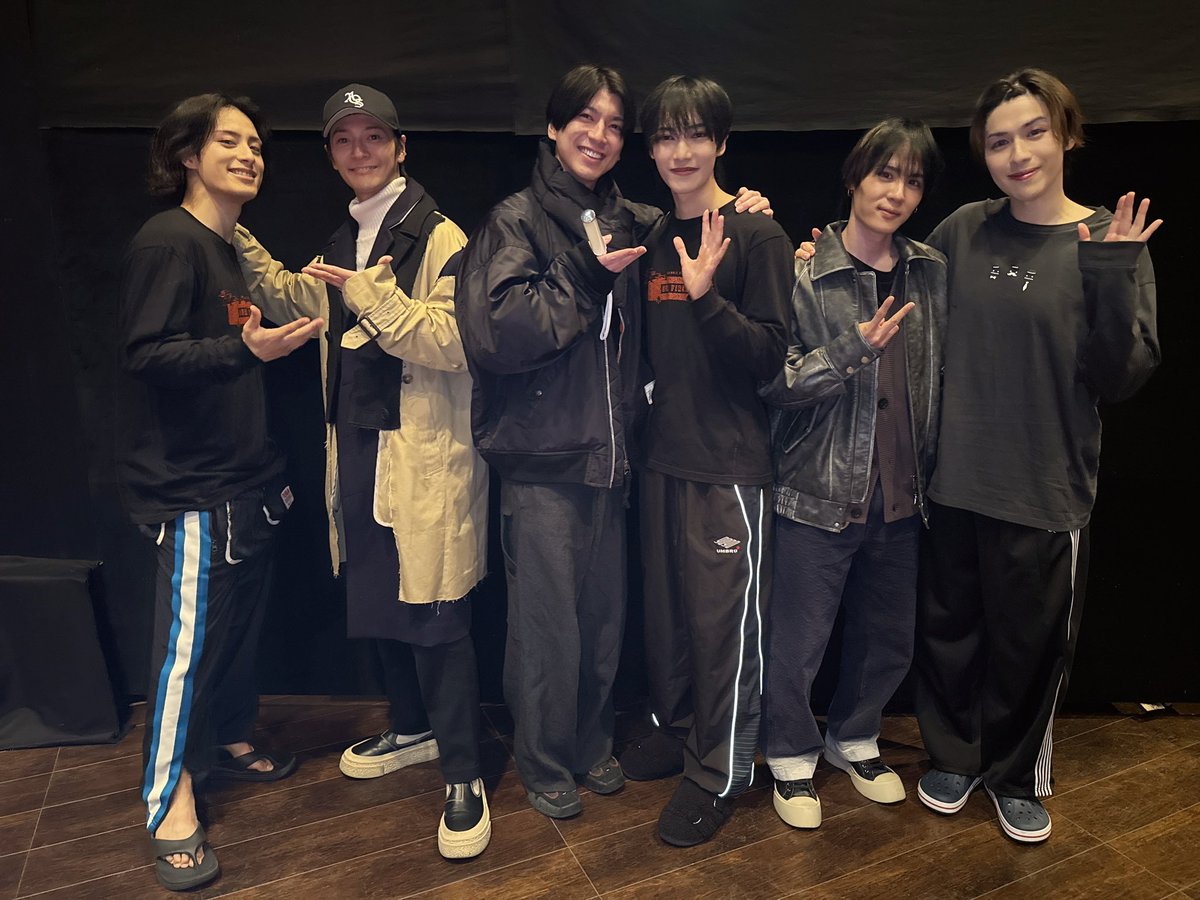 junya_komatsu's tweet photo. 『あんさんぶるスターズ！THE STAGE』-Our First Fight-

想いを馳せた「喧嘩祭」
3人で行こうと約束し
堪大さん、裕太と観劇へ。
血よりも濃い絆、縁を感じ胸が熱くなりました。
梶田拓希くん、本当に度し難いほど素敵でした！
#あんステ #紅月 #蓮巳敬人
これからもたくさんの愛が広がりますように。 https://t.co/n3Y2MER8Qe
