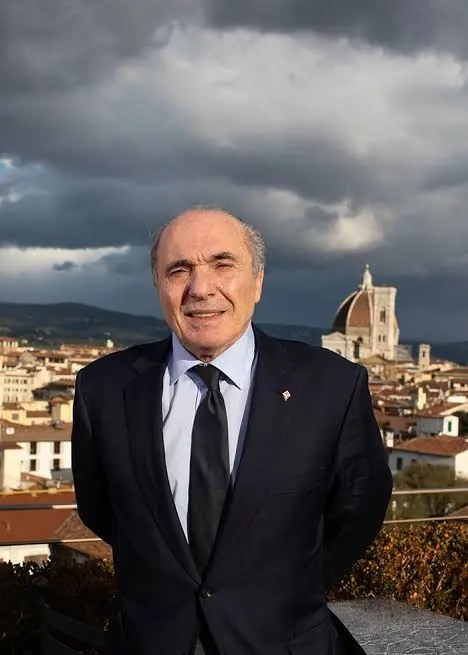 bravimabasta's tweet photo. L’occasione
Il 18 giugno 1989 avevo ventidue anni. Ivan Dall’Olio, quattordici.
Da neanche sei mesi lavoravo a l’Unità, Bologna. Redazione sport. Dove per redazione si intendevano altre due persone, Franco e Walter, da cui ho imparato le mie vaghe nozioni di giornalismo.
Entrambi, Ivan e io, eravamo tifosi del Bologna.
Ivan salì su un treno speciale per Firenze. Quel treno fu bersagliato da bombe molotov dagli ultrà della Fiorentina. Fu colpito in volto. Non aggiungo altro.
Per la partita successiva, il Comune di Bologna temeva incidenti, sommosse. Chiese allora alla mamma di Ivan di registrare un appello alla calma da diffondere allo stadio. Siccome il Comune e l’Unità si parlavano assai, diciamo, fui incaricato di andare a Genova, all’ospedale Gaslini, per registrarlo.
Un’esperienza.
Al rientro lo consegnai a un dirigente del Bologna che mi stupì per grettezza e disinteresse. Ma la missione era compiuta.
Allo stadio, non successe niente di male.
Da quel giorno di giugno, il cosiddetto derby dell’Appennino uscì – anche lui – sfigurato. Il racconto di Stefano Benni in Bar Sport, quello della partita che “il Bologna perse 6-0, dopo essere stato lungamente in vantaggio” virò verso una rivalità cupa, sorda, reciprocamente diffidente.
Quando Daniele Pradè, allora ds viola, accusò di Vincenzo Italiano di aver esultato oltremodo mancando di rispetto alla memoria di Joe Barone, il vice di Rocco Commisso scomparso pochi giorni prima, sperai che non sapesse. Che non conoscesse le premesse del cattivo rapporto tra le due città. Che il suo modestissimo cabotaggio del rancore fosse davvero quello che sembrava: un omino che non sa perdere e accusa gli altri di non saper vincere.
Domani si gioca – si giocherebbe: io spero di no – Bologna-Fiorentina.
E stamattino, quando ho letto della scomparsa di Rocco #Commisso, ho sperato in una piccola epifania.
Mi sono augurato che questo maldestro scherzo del calendario (sportivo, umano, sentimentale) potesse portare a un riequilibrio dell’asse tra due città che hanno smesso di parlarsi per colpa di pochi.
Ho sperato in un minuto di silenzio vero, in uno striscione anche banale sul dolore che non ha colori, almeno non sportivi. Ho creduto per un attimo che un barlume di calore potesse illuminare quel bugigattolo pieno di ignoranza che sono i nostri stadi, e l’altro buco nero della nostra coscienza. Questo. I social.
Poi sono andato a vedere.
E, per la prima volta da tanto tempo, ero stato esaudito.
Nelle pagine dei tifosi del Bologna piovono commenti che chiedono il rinvio della partita, che esprimono cordoglio, che trapassano l’Appennino molto meglio di un Freccia in ritardo.
Non so se durerà. Ero così contento che ho smesso di leggere.
Ma quei post improvvisamente degni su Commisso ci raccontano che forse, grattando la patina del cattivismo, sciogliendola con le lacrime altrui, possiamo persino essere un po’ meglio di come ci hanno convinti di essere.
Io non la giocherei, la partita.
Ma ha già molti vincitori: chi, una mattina di gennaio, ha saputo restare umano.
Arrivederci presidente, che la Terra le sia lieve.