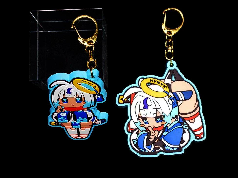 ラバーキーホルダーの実物はこのような感じです✨
結構厚みと重量感があり大きめ!
金具は拙者の頭の輪をイメージして金に👼

(抜き忍が撮ってくれた写真🥺) 