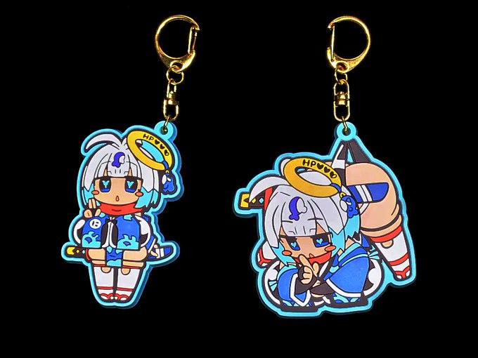 ラバーキーホルダーの実物はこのような感じです✨
結構厚みと重量感があり大きめ!
金具は拙者の頭の輪をイメージして金に👼

(抜き忍が撮ってくれた写真🥺) 