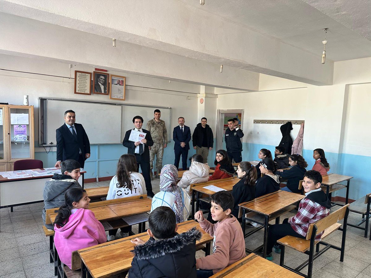 sirvankymkmligi's tweet photo. Şirvan 80. Yıl Cumhuriyet Ortaokulumuzda 
Karne sevincini öğrencilerimizle birlikte paylaştık. İlçe Emniyet
amiri Fikri AKTAŞ, Jandarma Üsteğmen Yusuf
DEGİRMENCİOĞLU, İlçe Milli Eğitim Müdürü
Nizamettin KAPLAN’ın katılımıyla öğrencilerimize karneleri takdim edildi.
@aaaltintass https://t.co/1r10iQrQja