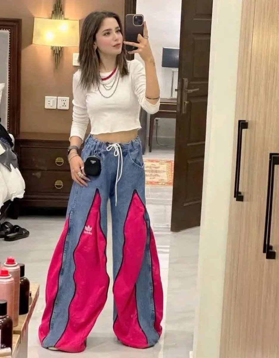 LovvEcho's tweet photo. آٹے کے تھیلے بھی سنبھال کر رکھ لئے جائیں۔ 🙄
فیشن کا کوئی پتہ نہی  کس چیز سے ایجاد ہوجائے۔ 🫠
😕 https://t.co/6hQ813ja6k