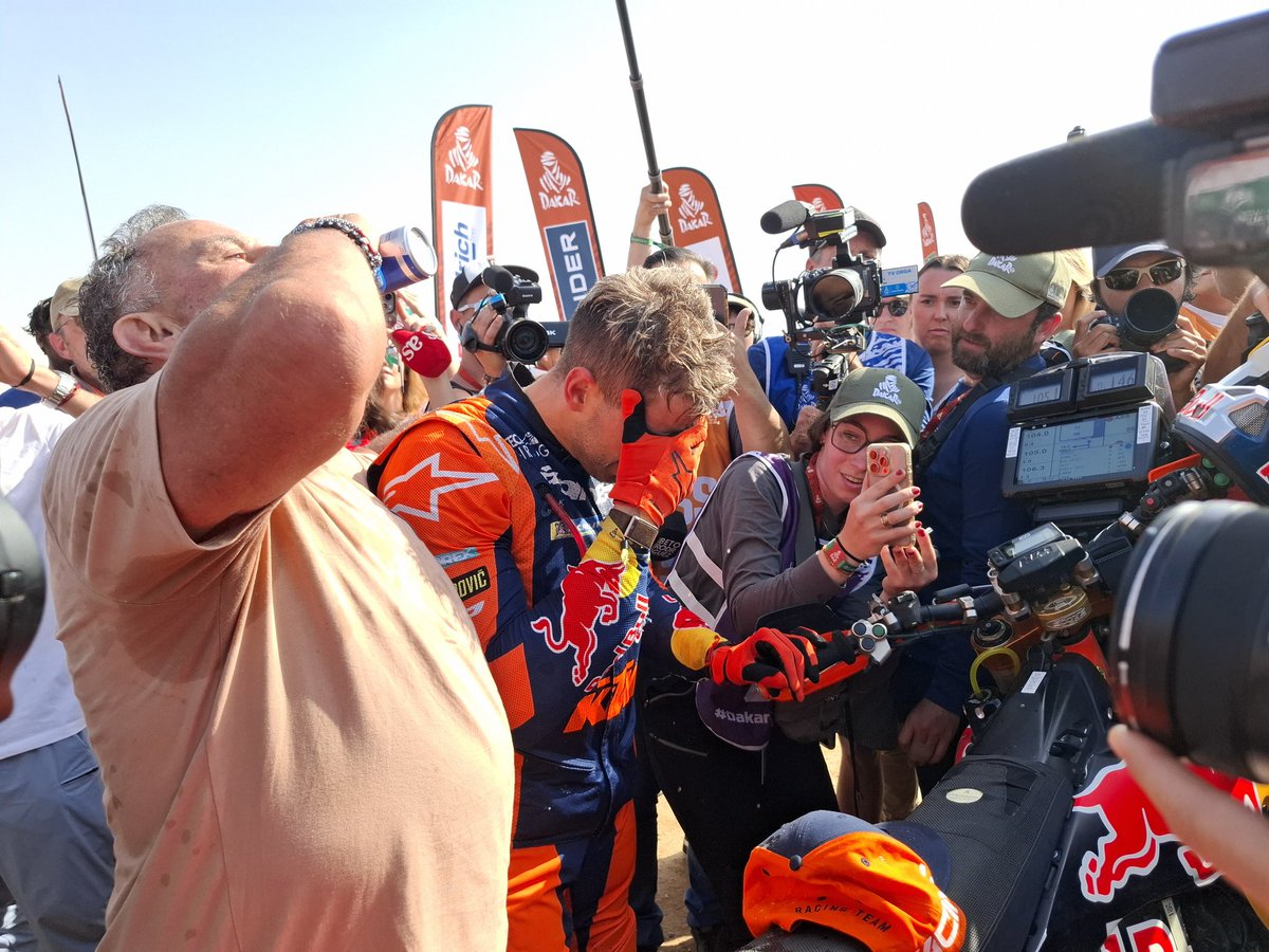 dcoronel's tweet image. . @dakar. Histórico: @LBenavides77 ganó en motos. Después de 8.000 km, ganó en los últimos 3 por solo 2 segundos. Él y Kevin son los únicos hermanos en vencer. Día épico para el deporte nacional.