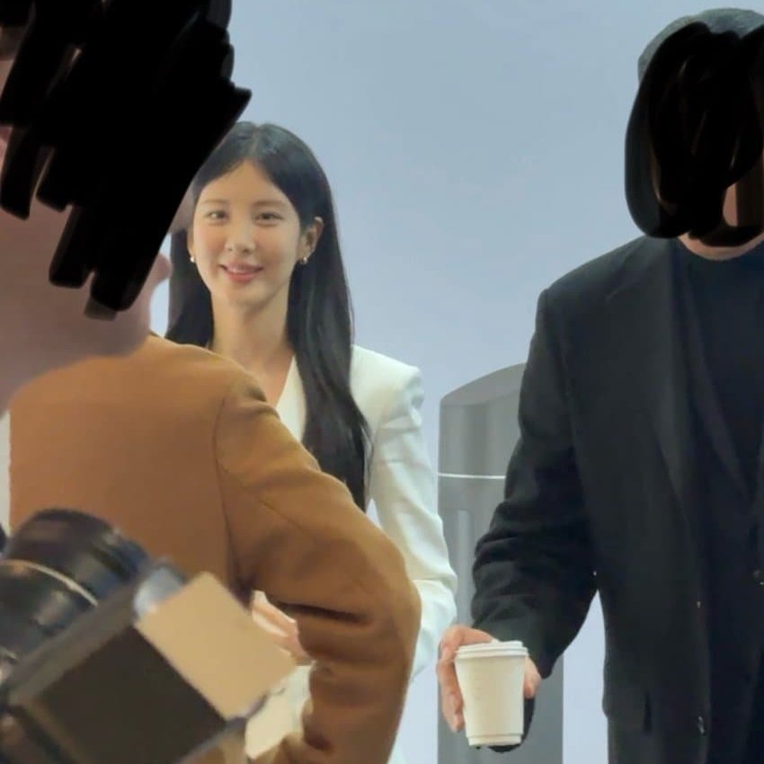 SeohyunData's tweet photo. 📷 #서현 | Eyewitness - 260116 Seohyun for Res Novae x Coasis Life Beauty Pop-up Fansign via DCSJH

"Her aura and even the air itself around her felt completely different (from a normal person). And her every single movement from step to hand movement was extremely elegant. It was fascinating how her small face is and how perfectly filled with features. Yesterday I finally understood what people mean when they say 'there’s no empty space in her face.' There's no space from the side of her eyes to temple. When you look at her from a profile side her features are very forward and three dimensional. Her jaw is also much sharper than it looks in photos."