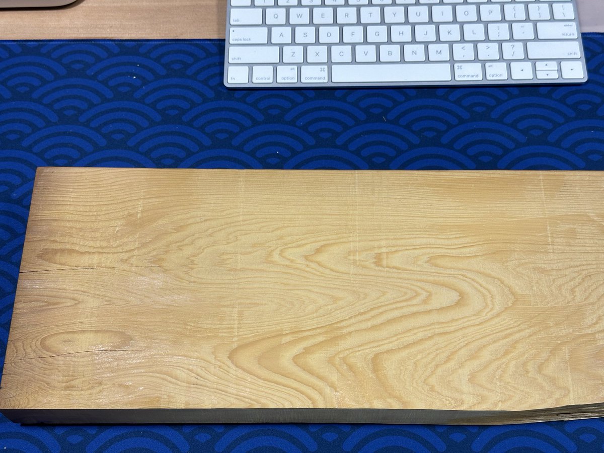 Puszle試作品2号機、
文字入力できるようになりました！

ネジは一切見えません。
裏から見るとただの木の板です笑
（これから加工します）