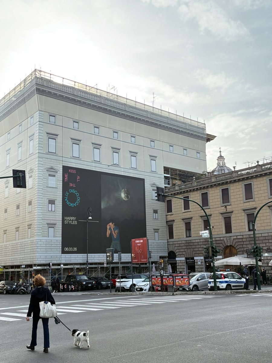 #NEW: La promo di 𝗞𝗶𝘀𝘀 𝗔𝗹𝗹 𝗧𝗵𝗲 𝗧𝗶𝗺𝗲. 𝗗𝗶𝘀𝗰𝗼, 𝗢𝗰𝗰𝗮𝘀𝗶𝗼𝗻𝗮𝗹𝗹𝘆 è appena apparsa in Piazza Pasquale Paoli a Roma. 

Come poteva mancare la sua amata Roma all'appello? 🇮🇹