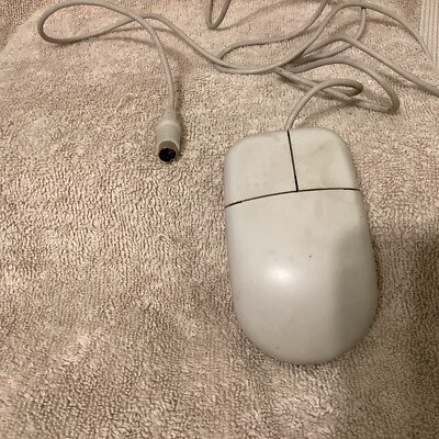 Ce matin je demande à mon fils de 8 ans ce qu’est une souris d’ordi.
Il me dit « oui j’ai déjà vu ça chez papi ! »
En 2026 c’est devenu un objet qu’on voit chez les grand parents 
Info - c’est mac qui la démocratisa en 1983.
Je suis né en 1983
Bref ce matin je me sens vieux