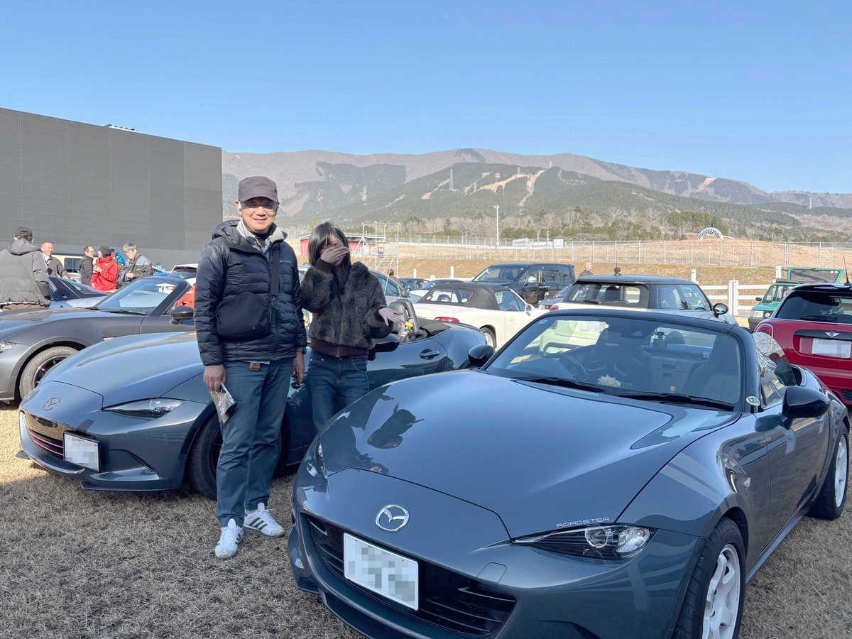 FMM_PR's tweet image. 新年最初の「Cars &amp;amp; Coffee Fuji」にご参加いただいた皆さま、ありがとうございました。

お天気も上々！ 常連さんがお友達を誘って来てくださったり、小さなお子さん連れのご家族や、オープンカーの父娘さんが初参加されたりと、クルマもバラエティー豊かで、にぎやかな開催となりました。…