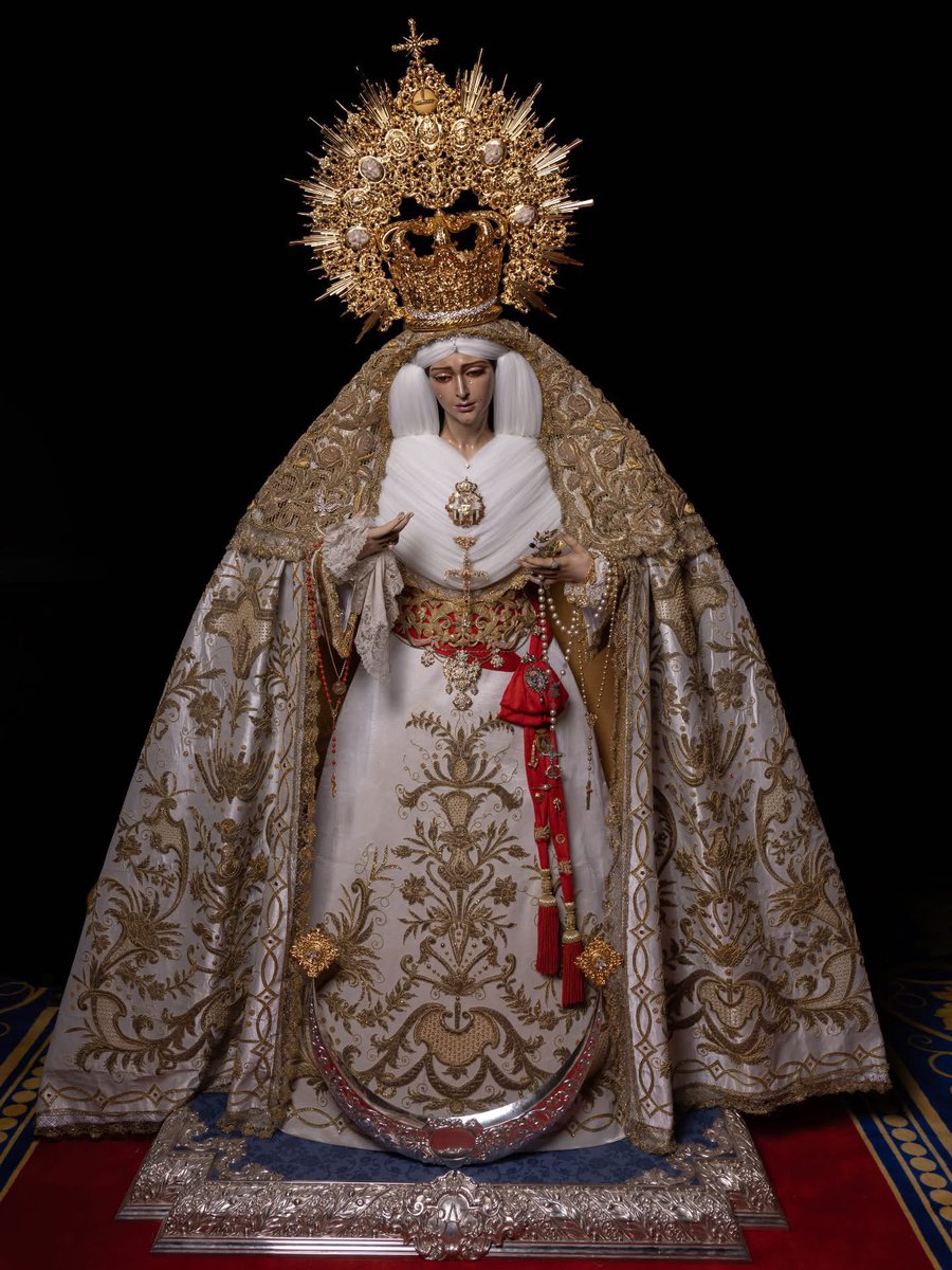 Lo bien presentada que está siempre la virgen de la Paz de Málaga.