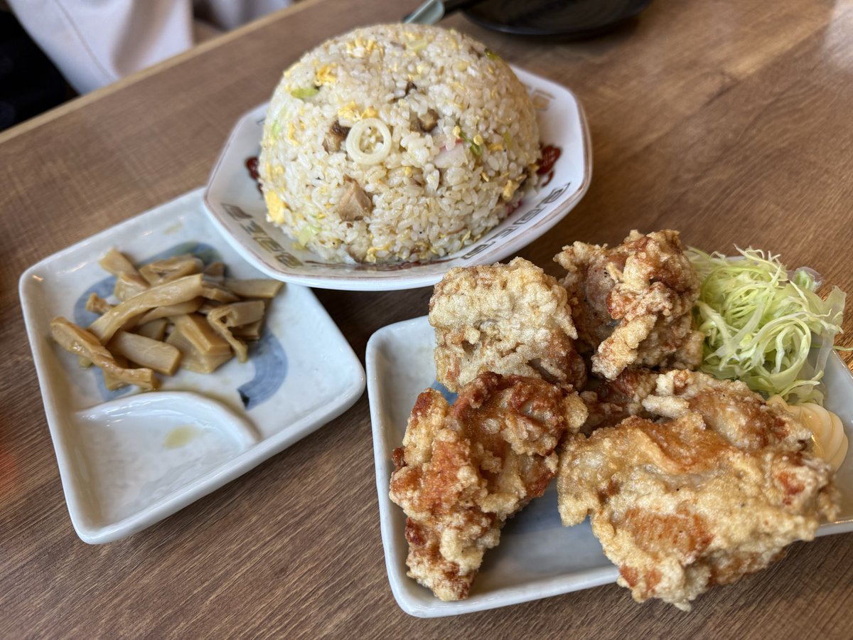 Okamura_Bad's tweet photo. #大盛りチャーハン #唐揚げ #メンマ
#本格拉麺酒房もっけい https://t.co/L3XwGE2WG2