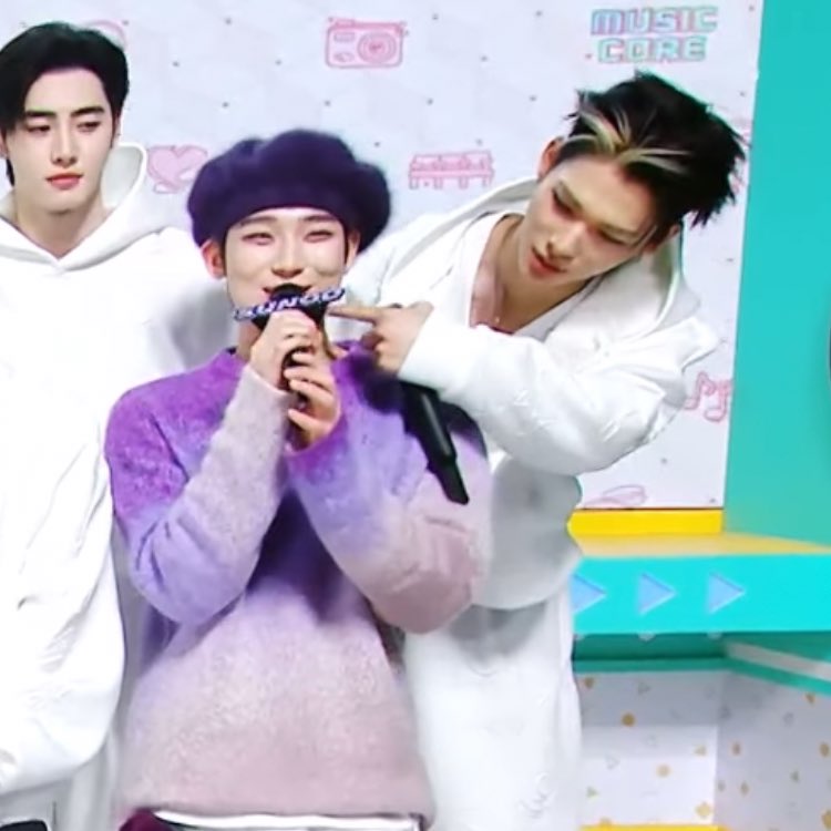 ksnmura's tweet image. before the broadcast interview ni-ki was the first one to lift sunoo’s beret and they started playfully bickering then on the live ni-ki pointed sunoo’s sharp jaw line and during the break ni-ki also poked sunoo’s cheek THIS SUNOOHOLIC MAN