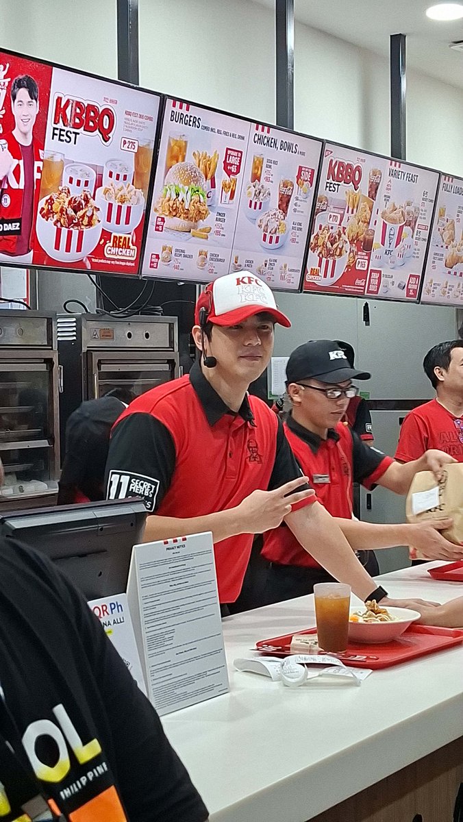so perfect naman ng crew ng <a href="/KFCPhilippines/">KFC Philippines</a> SM SEASIDE CEBU! 💙❤️‍🔥 

#KFCxEmilioDaez