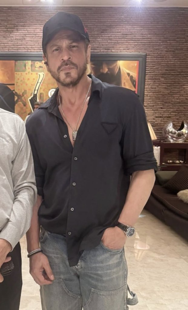 asmasun01's tweet photo. DON 3 with @iamsrk? Yes please 😭 https://t.co/GhZFbACMq0