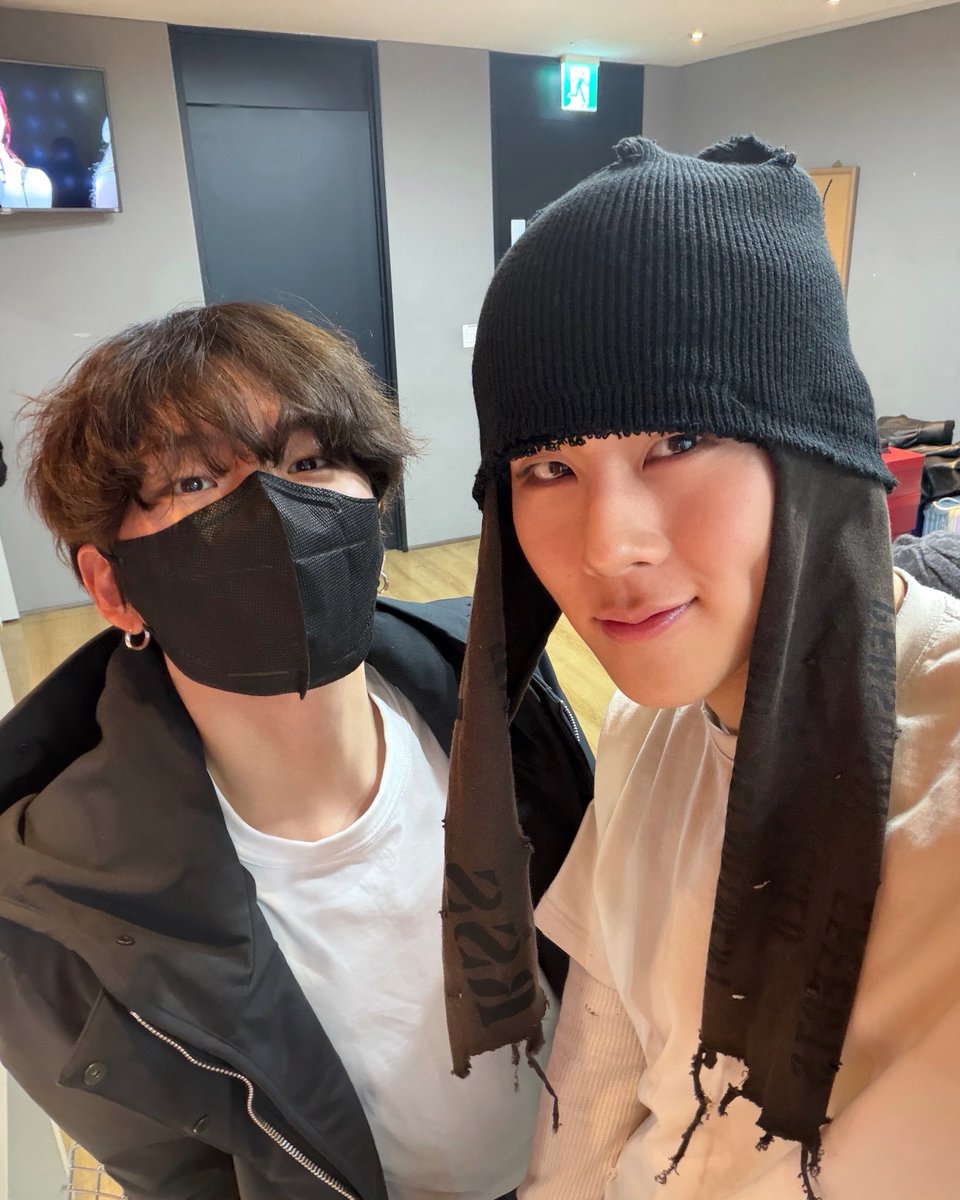 OfficialMONSTAX's tweet photo. 많은 몬베베들이 와주고 
우리 켠이형도 와준 음악중심은 
행복했을수 밖에 없다 ㅠㅠㅠ 응원법은 말이 안나올정도로 좋았어!! ㅠ 내일 스팅 음방 마무리 활동도 마무리 하장💛 사랑한다 몬베베!! #주헌 https://t.co/bg5Mr9FUp9