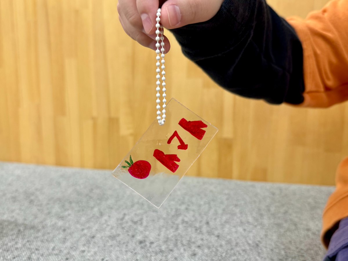 #ルネ中等部 なんば校では、本日が冬期講習の最終回でした⛄
クラフト体験では、プラバンを使ってキーホルダー作りに挑戦✨ 

オリジナルのキーホルダー作りに、みんな真剣な表情で取り組んでいました！

講習を通して成長したことをふり返り、
さらなるレベルアップをめざしましょう😎👍