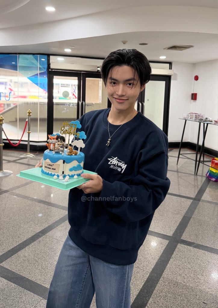 channelfanboys's tweet image. มีหนุ่มหล่อแอบ(?) มาเซอไพร้ พี่ลูค ครับ 🤓

LUKESO DAY ALWAYS LUKE

#LUKE22ndBIRTHDAY2026
#lukeso_ #mickmetas 
#LukeMick #ลูคมิค 
#channelfanboys