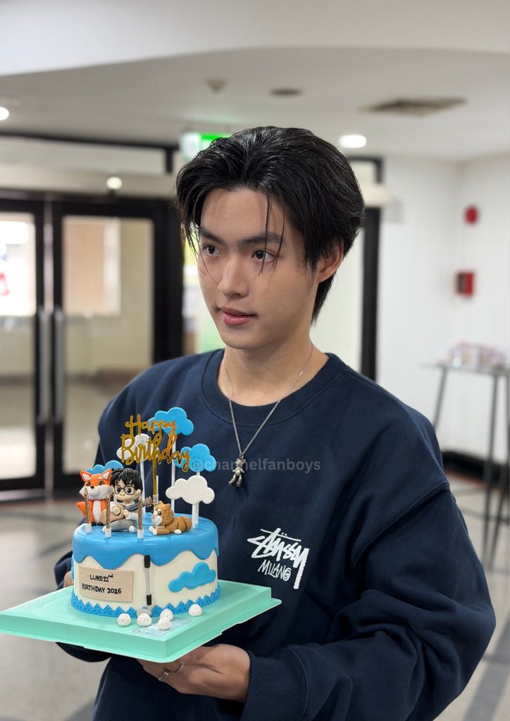 channelfanboys's tweet image. มีหนุ่มหล่อแอบ(?) มาเซอไพร้ พี่ลูค ครับ 🤓

LUKESO DAY ALWAYS LUKE

#LUKE22ndBIRTHDAY2026
#lukeso_ #mickmetas 
#LukeMick #ลูคมิค 
#channelfanboys