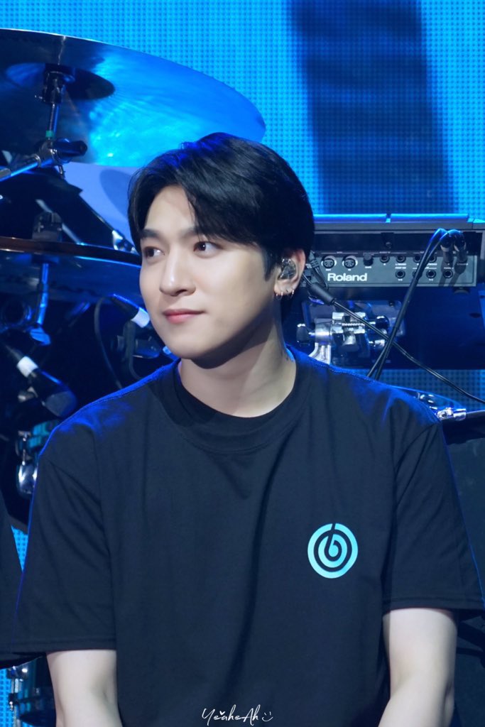 flowerybob's tweet photo. sungjin the decade in hongkong 2026 looks like sungjin gravity in melbourne 2019, tp versi lebih mbul 🫠🫵🏻

260117                                      191115 https://t.co/GZuLr3X0z8