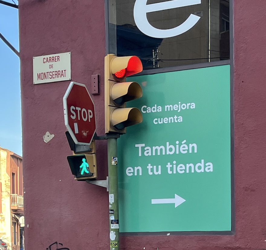 L'ESCAPA va canviar d'amos i ara tenim un altre comerç castellanitzat a Sabadell. Això ès una plaga!
Això no és millorar, és EMPITJORAR!
Fer servir la llengua colonitzadora és un retrocés imperdonable.
Diguem NO a la castellanització.
A Catalunya, EN CATALÀ!