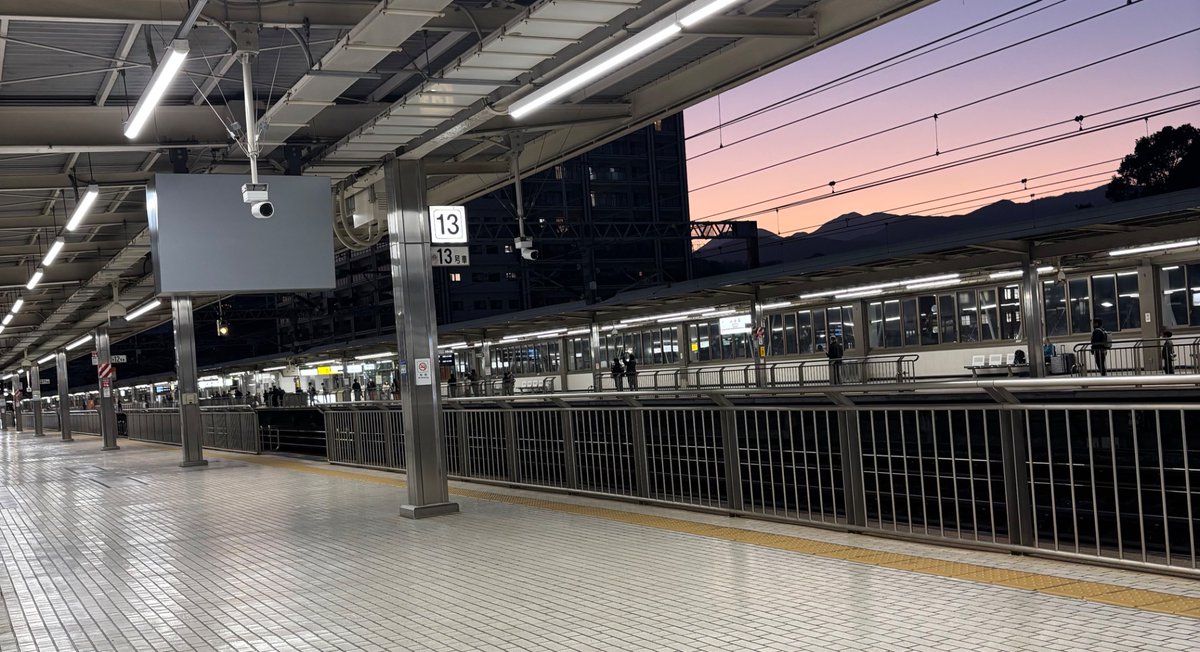 #小田原 #小田原駅

なんか、カメラ持ってる人が
ホームにそれなりの人数いるけど、
何かあるのかな？