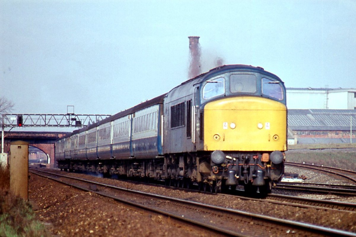 Off to teach a session at <a href="/lborouniversity/">Loughborough University</a> next week, so here's 45131 on an express for St Pancras, just south of Loughborough station in March 1978. Superb 📷©️ <a href="/JohnWoo85652932/">John Woolley</a>  
Click the link to see his excellent Flickr selection.
flickr.com/photos/pics-by…