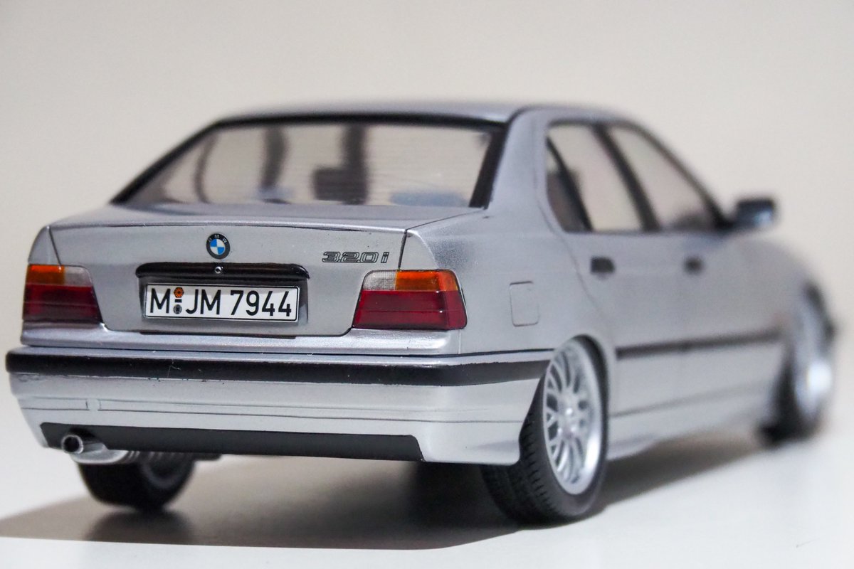 yuzu04127's tweet photo. ハセガワ 1/24
BMW 320i(E36) w/チンスポイラー
完成です〜
おじさんセダンってイメージのある車が大径ホイール履いてハの字にしてると、羊の皮をかぶった狼が爪だけ露わにしてるみたいでかっこいいですね😆 https://t.co/sew9dfBpFH