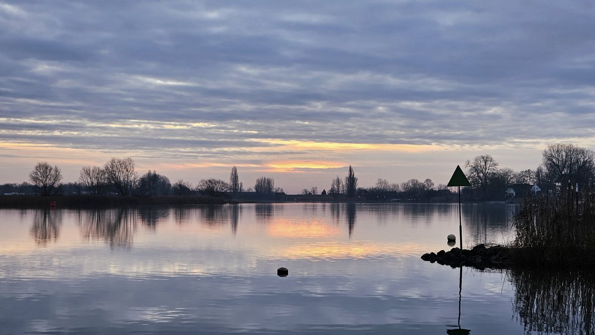 Motormiss's tweet image. Druppels aan een draad na de regen, ik hou ervan. De kleuren aan de lucht kwamen langzaam op gang voor zonsopgang. Maar het zachte roze werd helderder en daarna... De ochtendstond had goud in de mond 🌅👀📸
#Andel #afgedamdemaas #Altena #zonsopgang #druppels