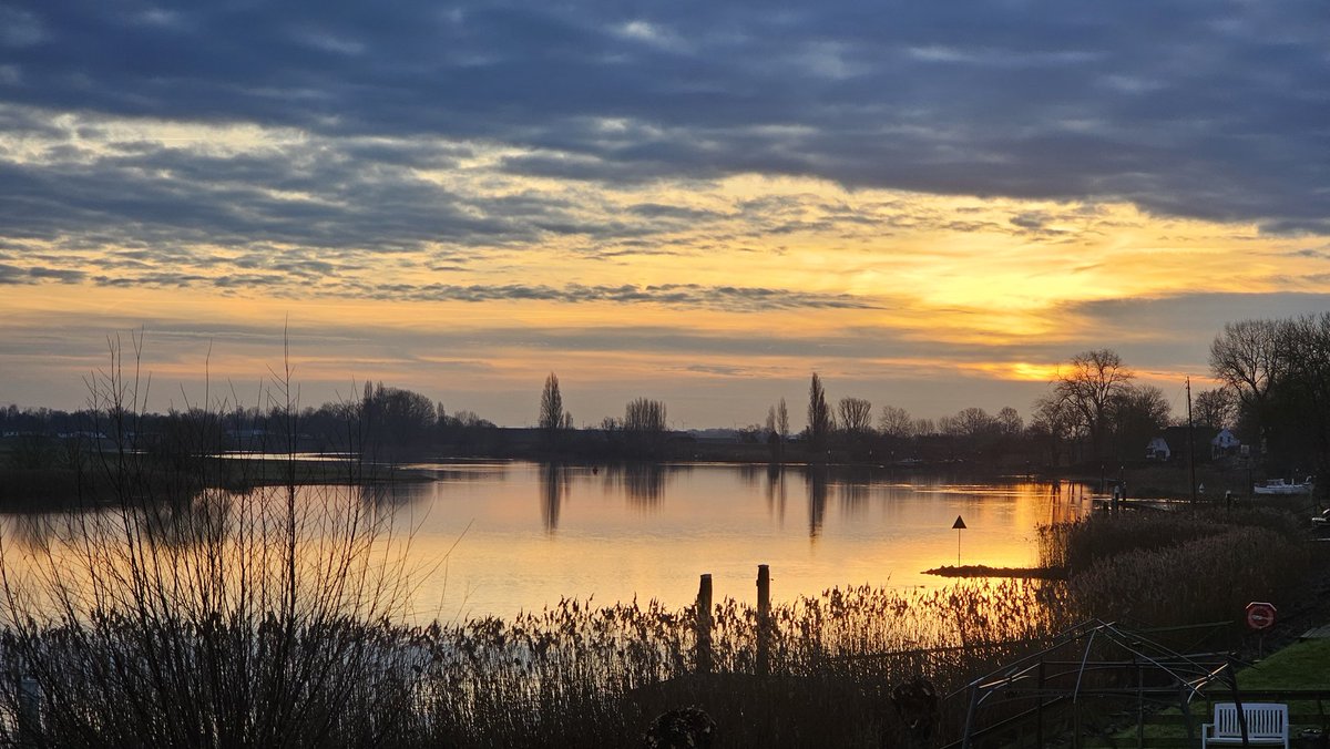 Motormiss's tweet image. Druppels aan een draad na de regen, ik hou ervan. De kleuren aan de lucht kwamen langzaam op gang voor zonsopgang. Maar het zachte roze werd helderder en daarna... De ochtendstond had goud in de mond 🌅👀📸
#Andel #afgedamdemaas #Altena #zonsopgang #druppels