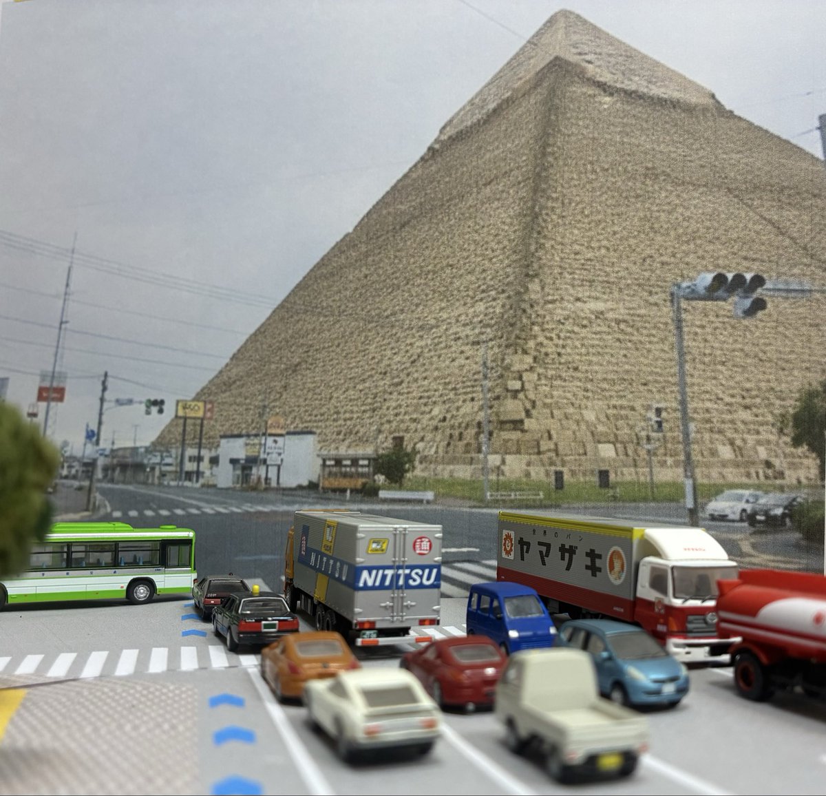 新シリーズ　盛岡んなわけ実験
高松の「ピラミッド」にピラミッド置いてみた
#盛岡　#高松交差点　#高さ約146m 
#タテヨコ約230m