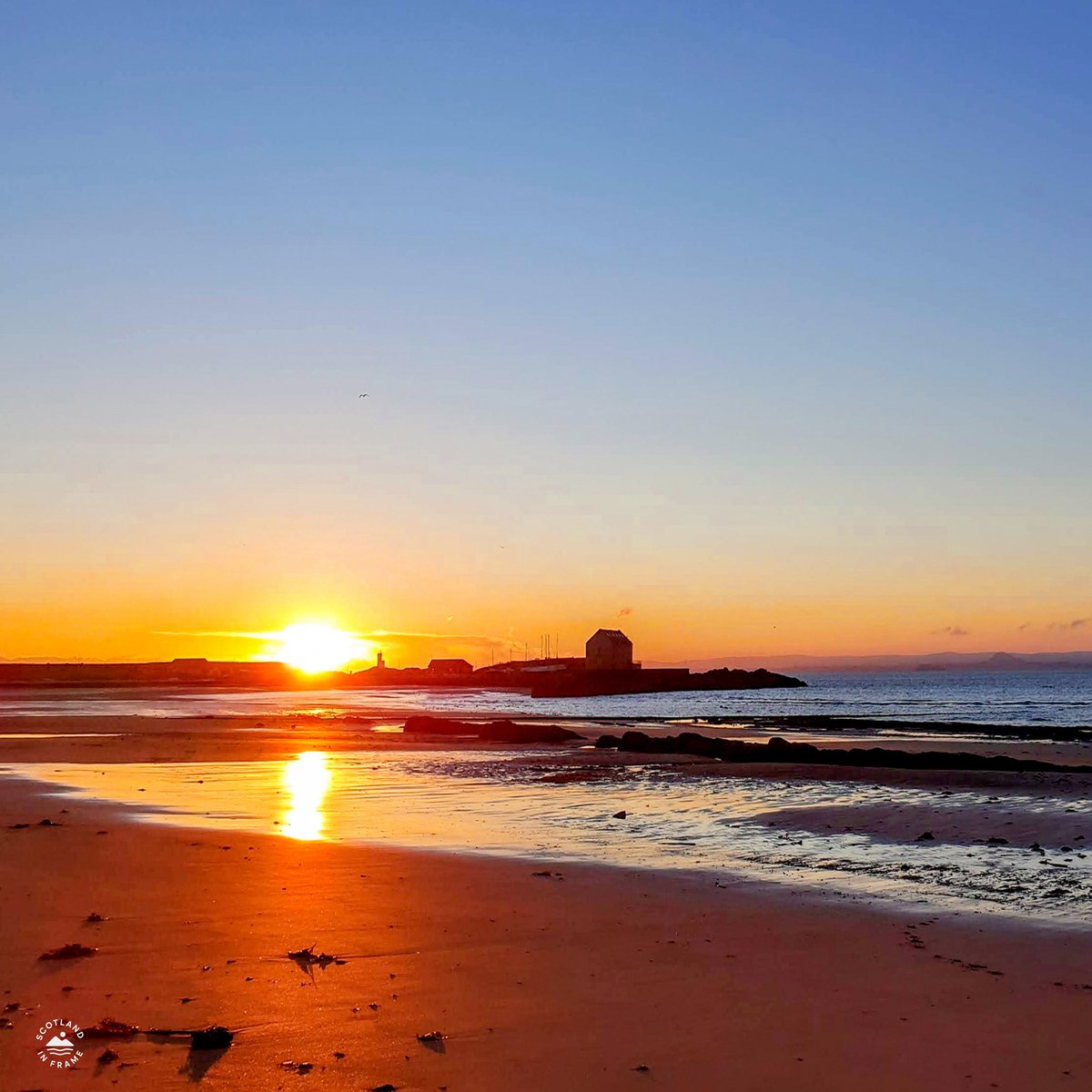 StephenAHenry's tweet image. 'Sunrise to Moonset' - from Ellie to Earlsferry.

My first ever quadriptych - taken from one of my panorama images.

Now available on the website at:

ScotlandInFrame.Art

#EastNeuk #Fife #Ellie #Earlsferry #Quadriptych #Scotland