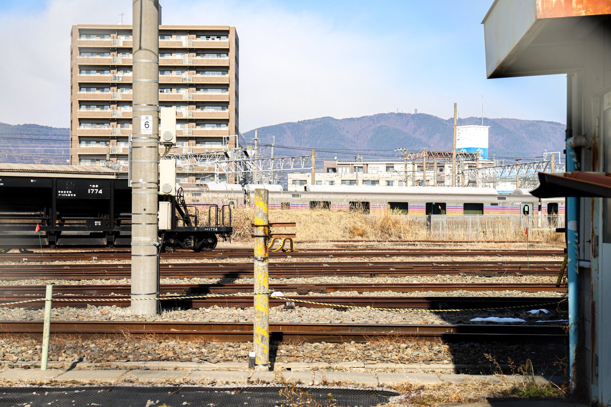 tetsu641031's tweet photo. カシオペアが解体されてると聞き、慌てて見に行ってきたけど結構進んでる感じ💦
まさか64や65よりも先に解体されるとは…
車歴的にはまだ古くないと思うけどやっぱ寝台車だから他のよりガタはきてるのかな…
カシオペアの最後を見届けられてよかった。
26年間お疲れ様でした。

 #E26系  #カシオペア https://t.co/YRPP6oZRRD