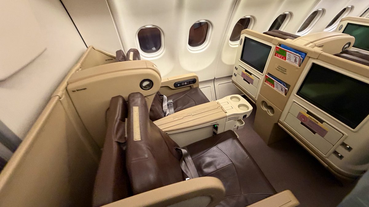 RonallChersan's tweet image. 😍 ต่อจากโพสต์ก่อนเรื่องเครื่องบินของ Thai Air Asia X ที่รับต่อจาก Singapore Airlines ตัวทะเบียน HS-XTQ

💺อันนี้ชั้น Premium Flat Bed ก็คือใช้ที่นั่งชั้นธุรกิจเดิมของ Singapore Airlines เลยเพียงแต่ไม่มี IFE เท่านั้น ดูโอเคอยู่นะสำหรับ Low cost

ปล.ไม่ได้นั่งนะ เดินผ่านเฉยๆ 55555