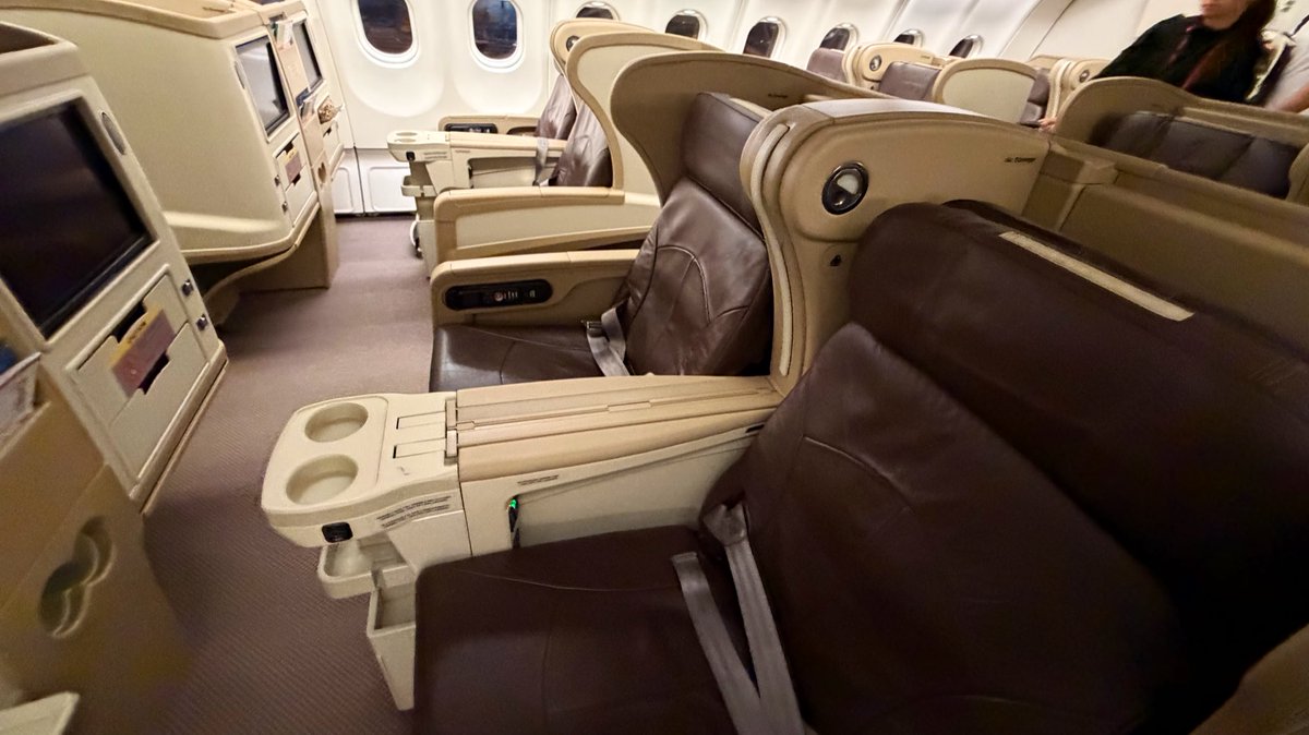RonallChersan's tweet image. 😍 ต่อจากโพสต์ก่อนเรื่องเครื่องบินของ Thai Air Asia X ที่รับต่อจาก Singapore Airlines ตัวทะเบียน HS-XTQ

💺อันนี้ชั้น Premium Flat Bed ก็คือใช้ที่นั่งชั้นธุรกิจเดิมของ Singapore Airlines เลยเพียงแต่ไม่มี IFE เท่านั้น ดูโอเคอยู่นะสำหรับ Low cost

ปล.ไม่ได้นั่งนะ เดินผ่านเฉยๆ 55555