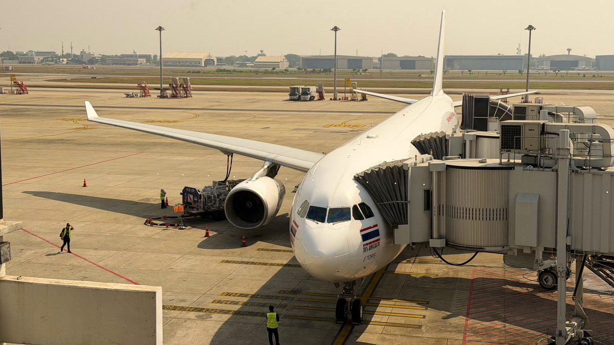 RonallChersan's tweet image. 😍 ต่อจากโพสต์ก่อนเรื่องเครื่องบินของ Thai Air Asia X ที่รับต่อจาก Singapore Airlines ตัวทะเบียน HS-XTQ

💺อันนี้ชั้น Premium Flat Bed ก็คือใช้ที่นั่งชั้นธุรกิจเดิมของ Singapore Airlines เลยเพียงแต่ไม่มี IFE เท่านั้น ดูโอเคอยู่นะสำหรับ Low cost

ปล.ไม่ได้นั่งนะ เดินผ่านเฉยๆ 55555