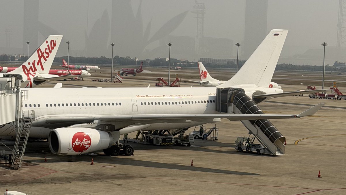 RonallChersan's tweet image. 😍 ต่อจากโพสต์ก่อนเรื่องเครื่องบินของ Thai Air Asia X ที่รับต่อจาก Singapore Airlines ตัวทะเบียน HS-XTQ

💺อันนี้ชั้น Premium Flat Bed ก็คือใช้ที่นั่งชั้นธุรกิจเดิมของ Singapore Airlines เลยเพียงแต่ไม่มี IFE เท่านั้น ดูโอเคอยู่นะสำหรับ Low cost

ปล.ไม่ได้นั่งนะ เดินผ่านเฉยๆ 55555