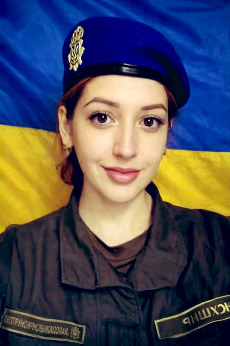 «Ми досі її чекаємо…
Альона виросла у багатодітній родині, батьки, крім неї, виховували ще трьох синів та доньку. Остання померла внаслідок онкологічної хвороби.»

Андрій Федоров

АЛЬОНА КУШНІР, бойова медикиня полку «Азов».
Загинула 15 квітня на «Азовсталі».
Пам’ятаємо