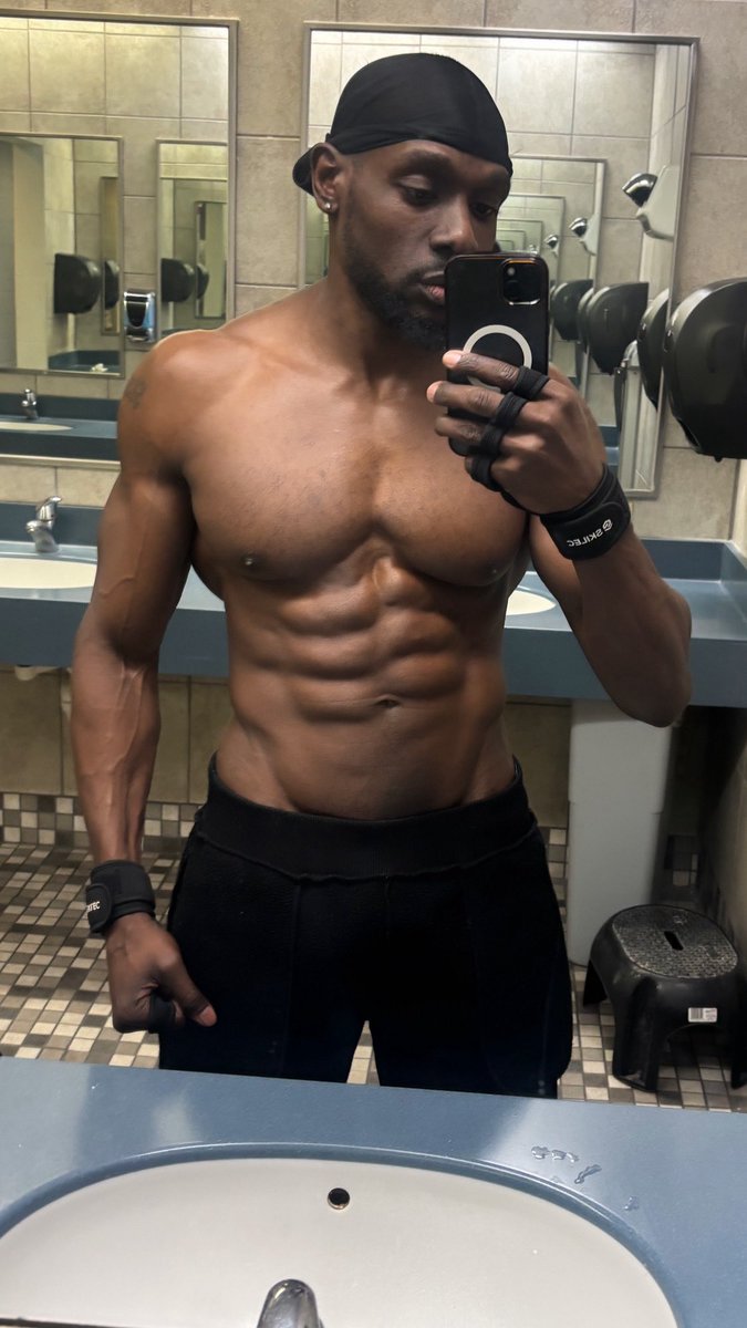 RayvonJustRay's tweet photo. I’m super shredded right now. And I’m in really good shape.
Shot out to Mendez🥊for training me and get me right ans ready to fight.
#boxing #hands #BoxingFightZone #boxingshape #mendezboxing #nycboxing https://t.co/2dq0OdWuxQ