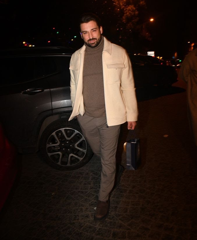 allaboutnavruz's tweet image. #AlpNavruz, Cihangir’deki bir mekânda arkadaşlarıyla birlikte doğum gününü kutladı. Mekân çıkışında muhabirleri karşısında gören Navruz, kısa süreli şaşkınlık yaşarken, soruları yanıtladı.

Alp Navruz; "Arkadaşlar, 36 oldum… Yaşla bir sorunum yok, insan hissettiği yaştadır, ben…