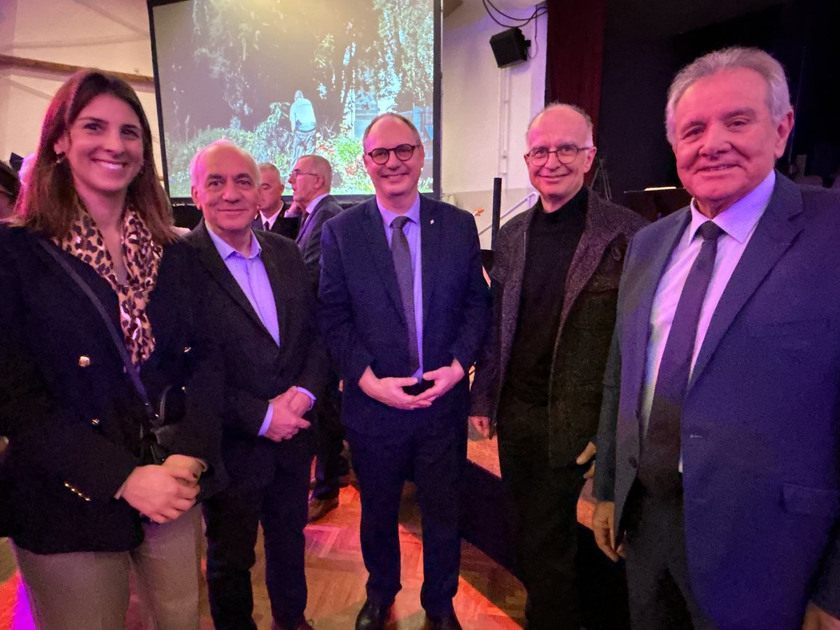 LaugierMichel's tweet photo. ✨Vœux de @PascalThevenot à @velizy en présence d’un public et d’élus venus très nombreux à l’image de @gerard_larcher @vpecresse 

👉un discours volontaire
👉des réalisations d’envergure
👉des projets novateurs 
👉un engagement total https://t.co/vAGF0ZbXYO