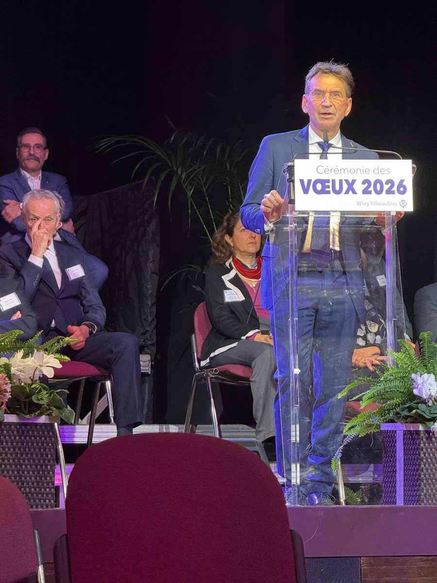 LaugierMichel's tweet photo. ✨Vœux de @PascalThevenot à @velizy en présence d’un public et d’élus venus très nombreux à l’image de @gerard_larcher @vpecresse 

👉un discours volontaire
👉des réalisations d’envergure
👉des projets novateurs 
👉un engagement total https://t.co/vAGF0ZbXYO