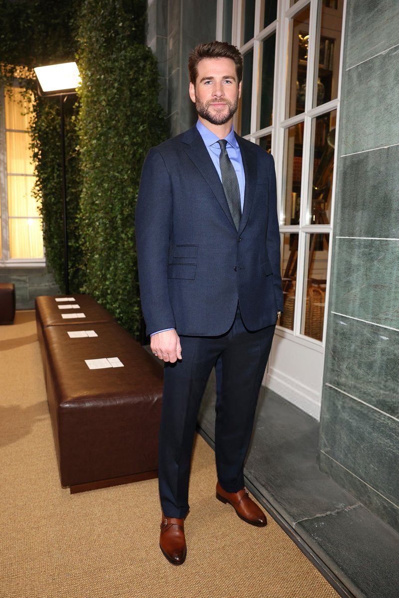 LINDO💕|| Liam Hemsworth no desfile da coleção masculina Outono/Inverno 2026 da Ralph Lauren, parte da Semana de Moda Masculina de Milão, em 16 de janeiro de 2026, em Milão, Itália.

#LiamHemsworth