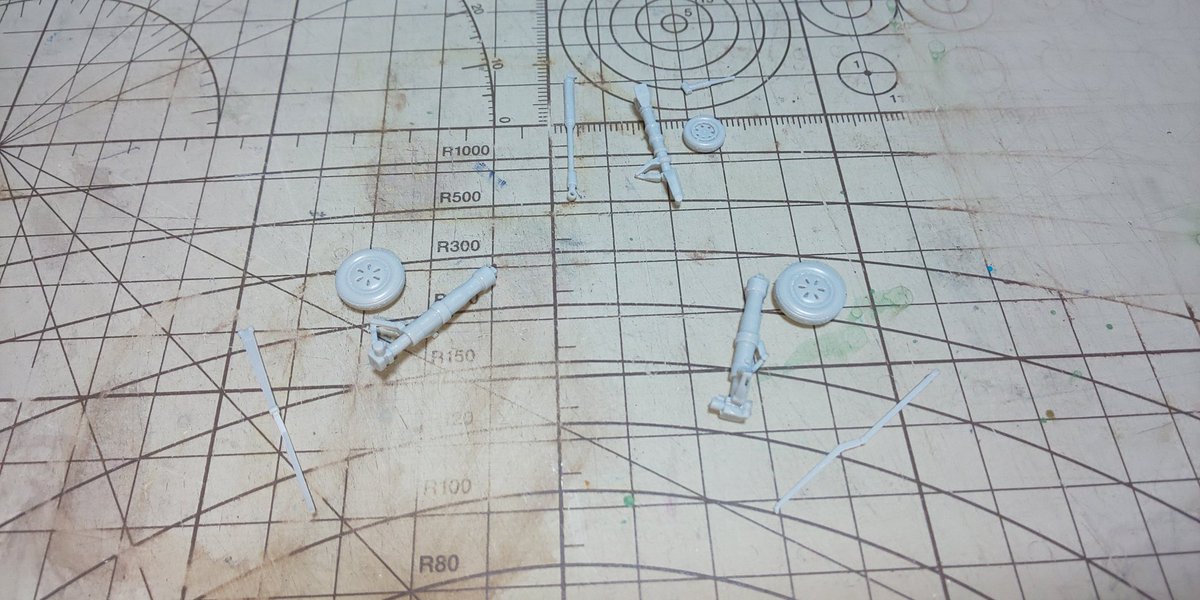 rianPSO2's tweet image. 残りのパーツを切り出して仮組終りだっぴ～(。-ω-)ノ
後は目立つ押し出しピン跡を消す作業のためにラッカーパテを盛ったっぴ～🐸
パテの処理が終ればいよいよコクピットの塗装開始だっぴ🐤