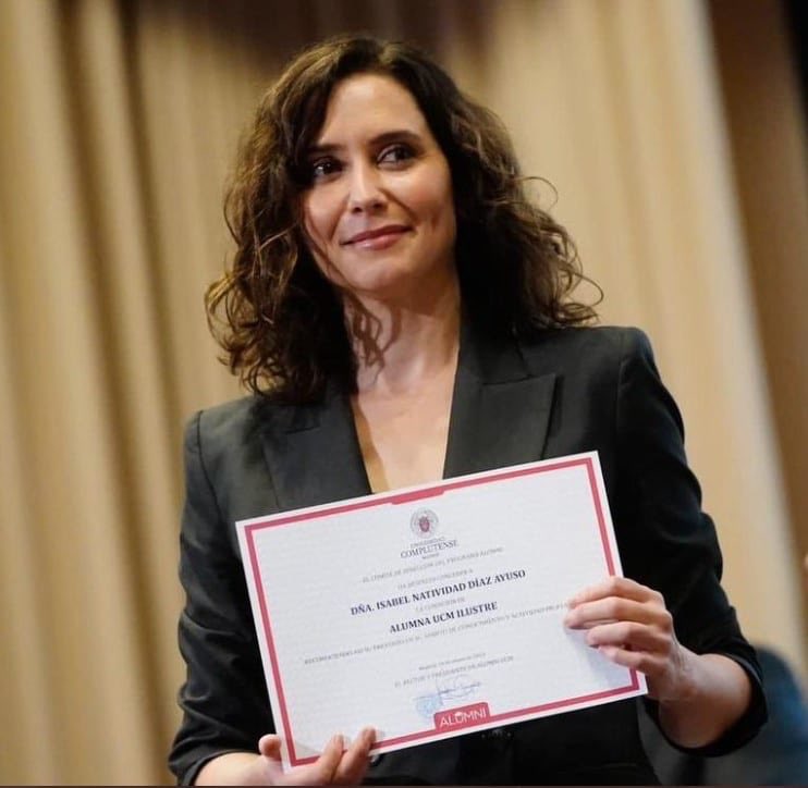 Le voy a regalar a Trump mi título de Alumna Ilustre de la Complutense.

Al fin y al cabo es igual de merecido que el Nobel de Corina.